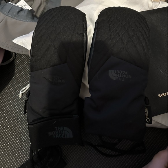 Women’s North Face mittens - Picture 2 of 2